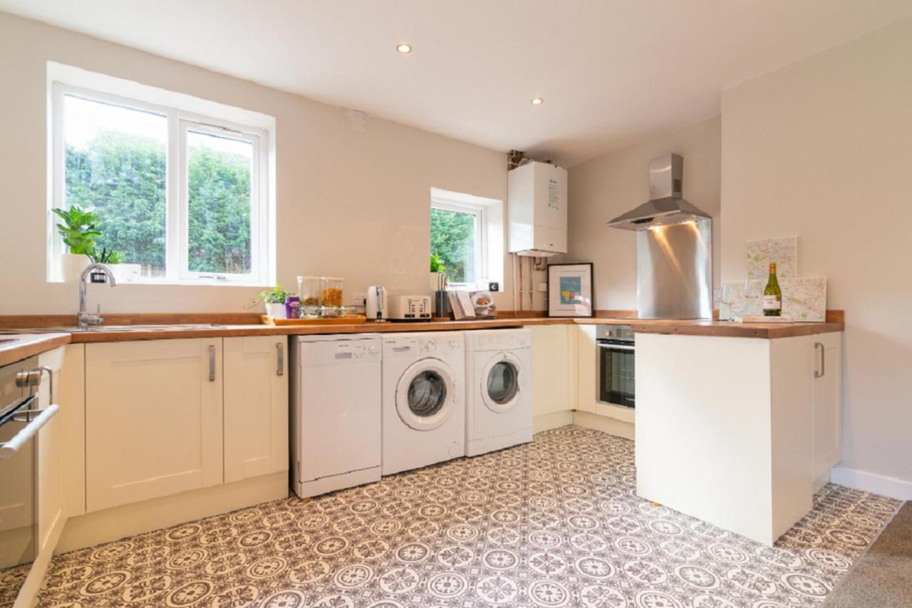 Beautiful 6 Bedroom Holiday Home, Manchester Wythenshawe Buitenkant foto