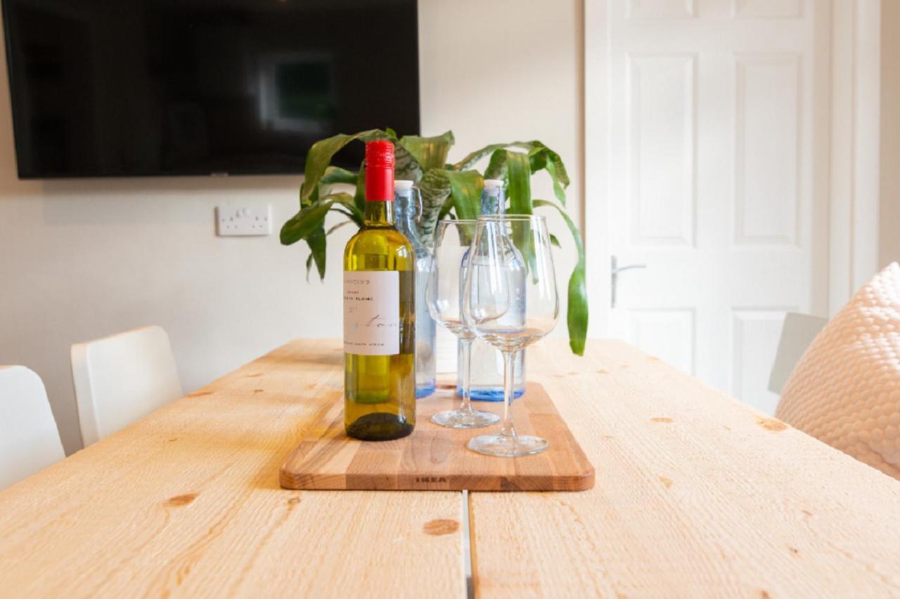 Beautiful 6 Bedroom Holiday Home, Manchester Wythenshawe Buitenkant foto