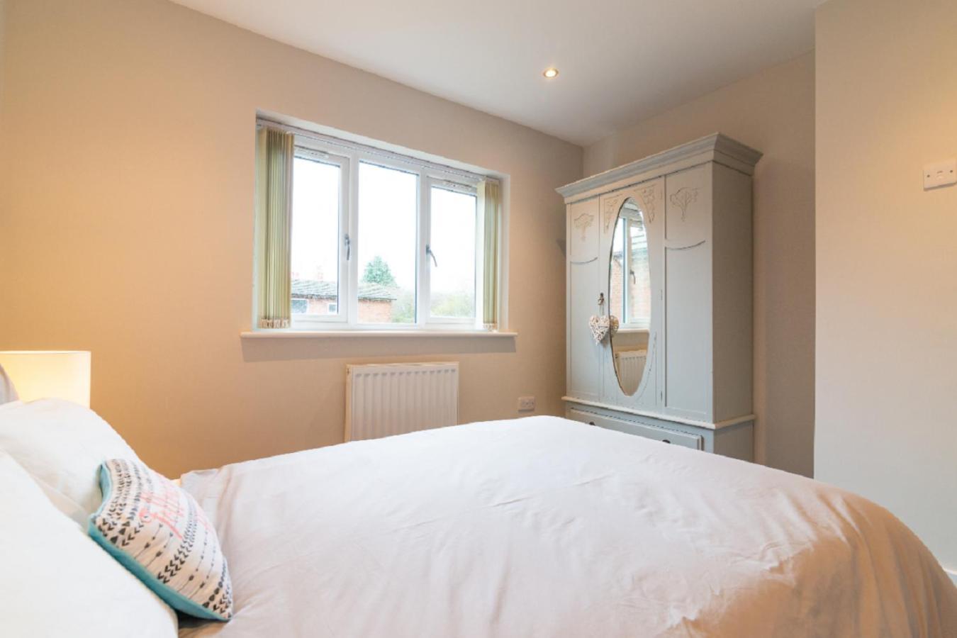 Beautiful 6 Bedroom Holiday Home, Manchester Wythenshawe Buitenkant foto