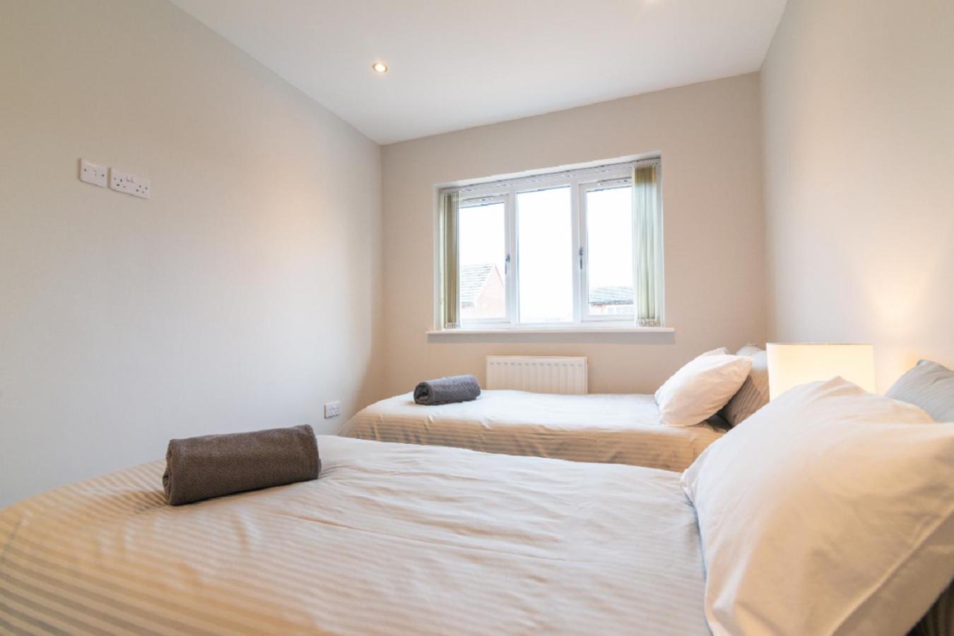 Beautiful 6 Bedroom Holiday Home, Manchester Wythenshawe Buitenkant foto