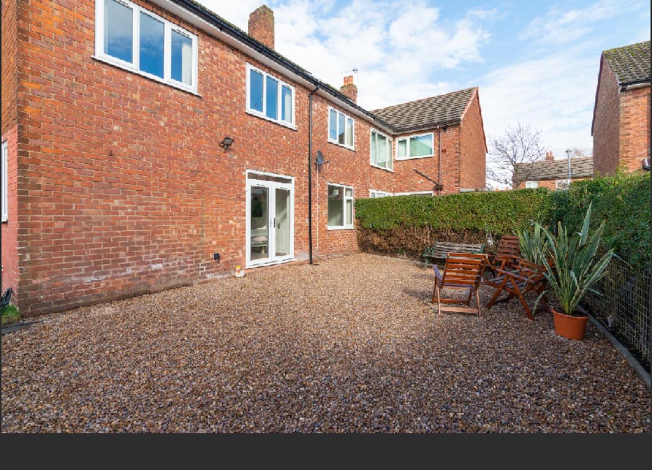 Beautiful 6 Bedroom Holiday Home, Manchester Wythenshawe Buitenkant foto