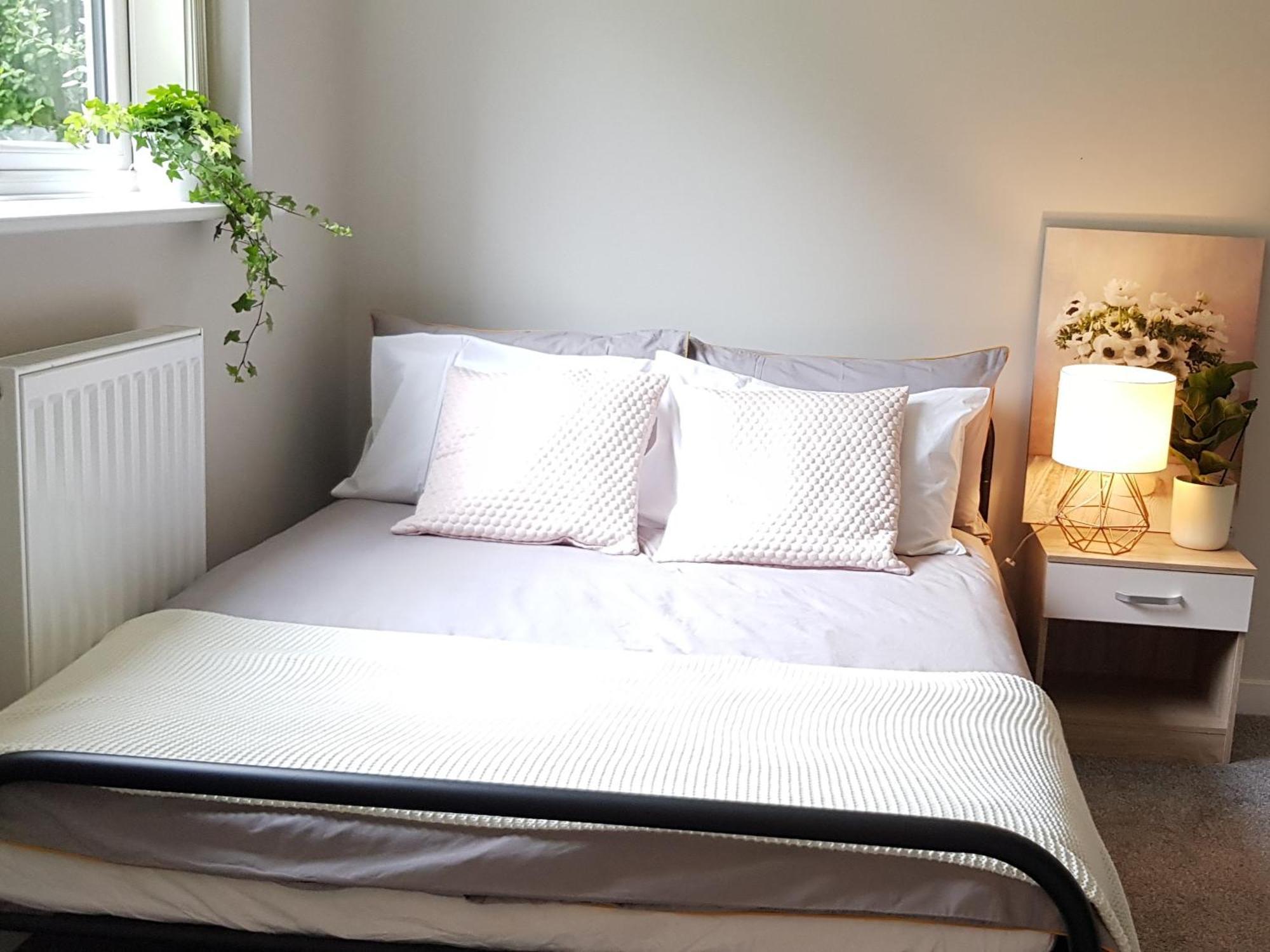 Beautiful 6 Bedroom Holiday Home, Manchester Wythenshawe Buitenkant foto