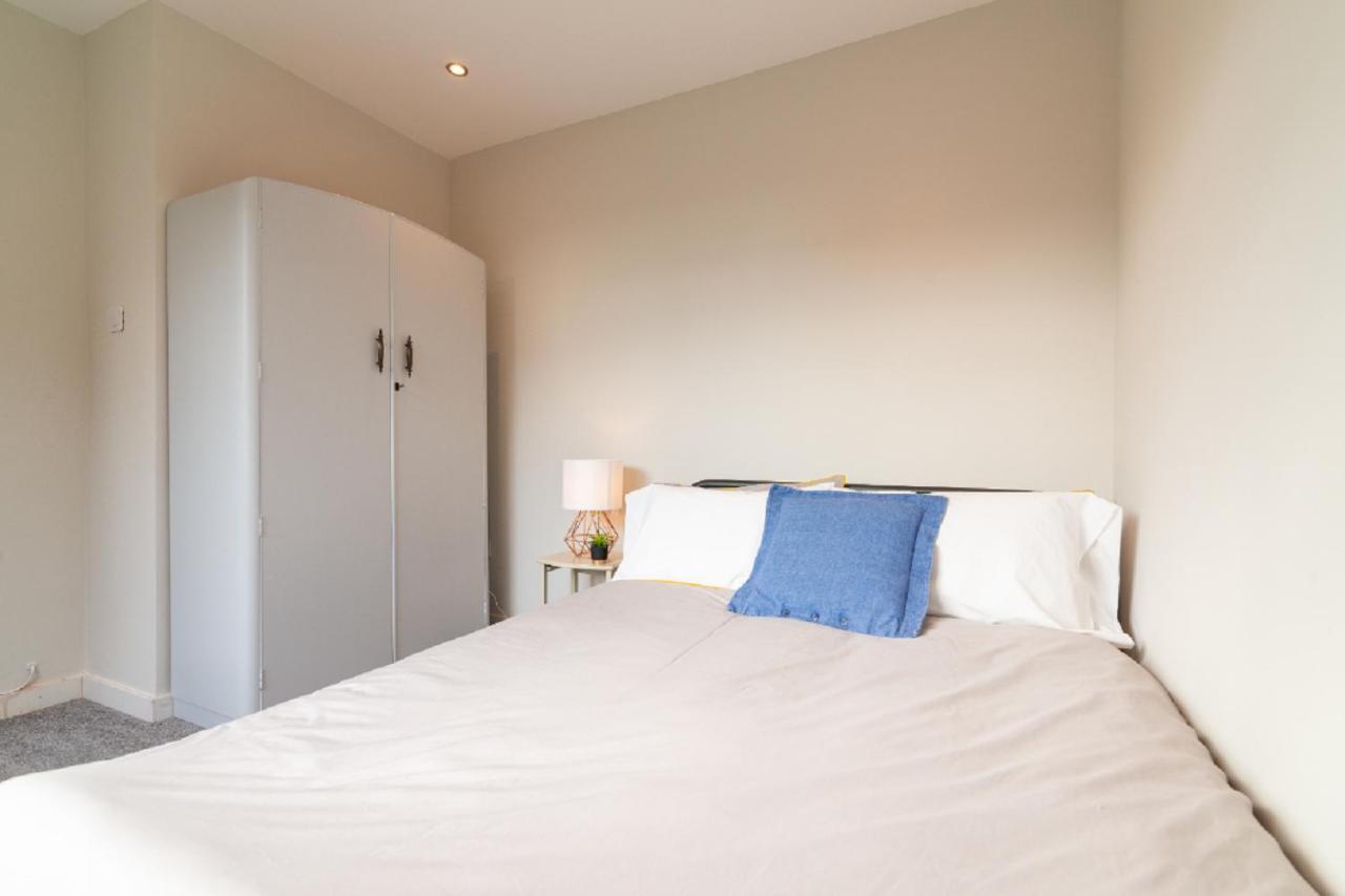 Beautiful 6 Bedroom Holiday Home, Manchester Wythenshawe Buitenkant foto