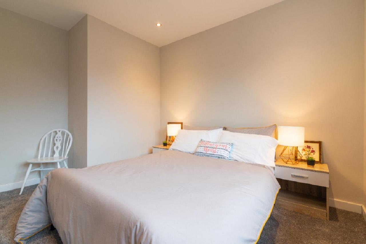Beautiful 6 Bedroom Holiday Home, Manchester Wythenshawe Buitenkant foto
