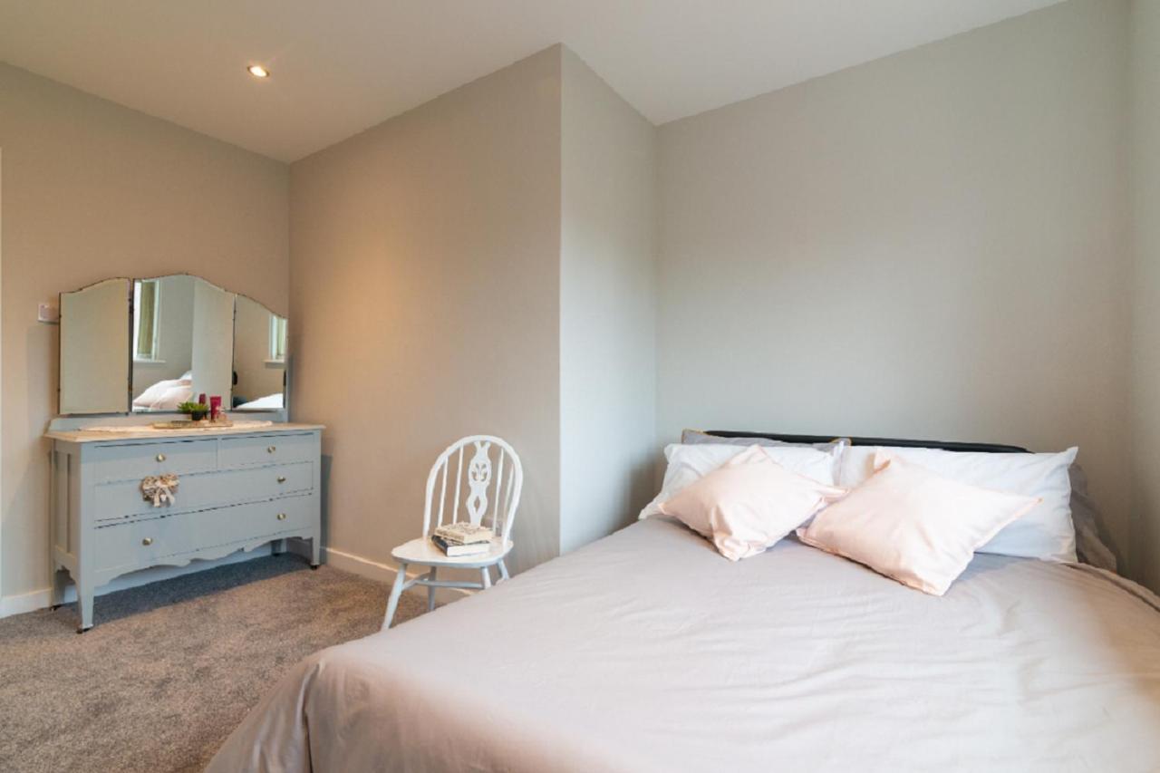 Beautiful 6 Bedroom Holiday Home, Manchester Wythenshawe Buitenkant foto