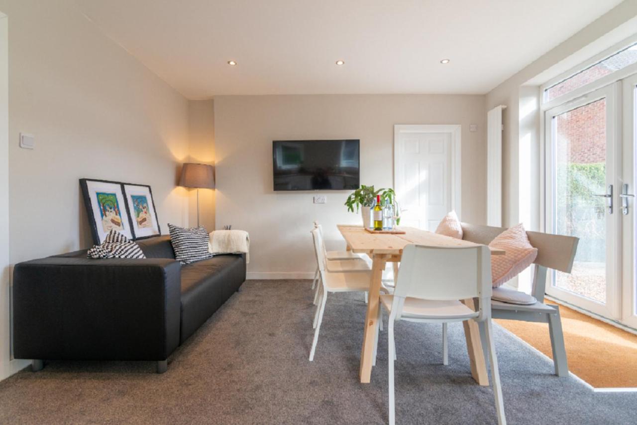 Beautiful 6 Bedroom Holiday Home, Manchester Wythenshawe Buitenkant foto