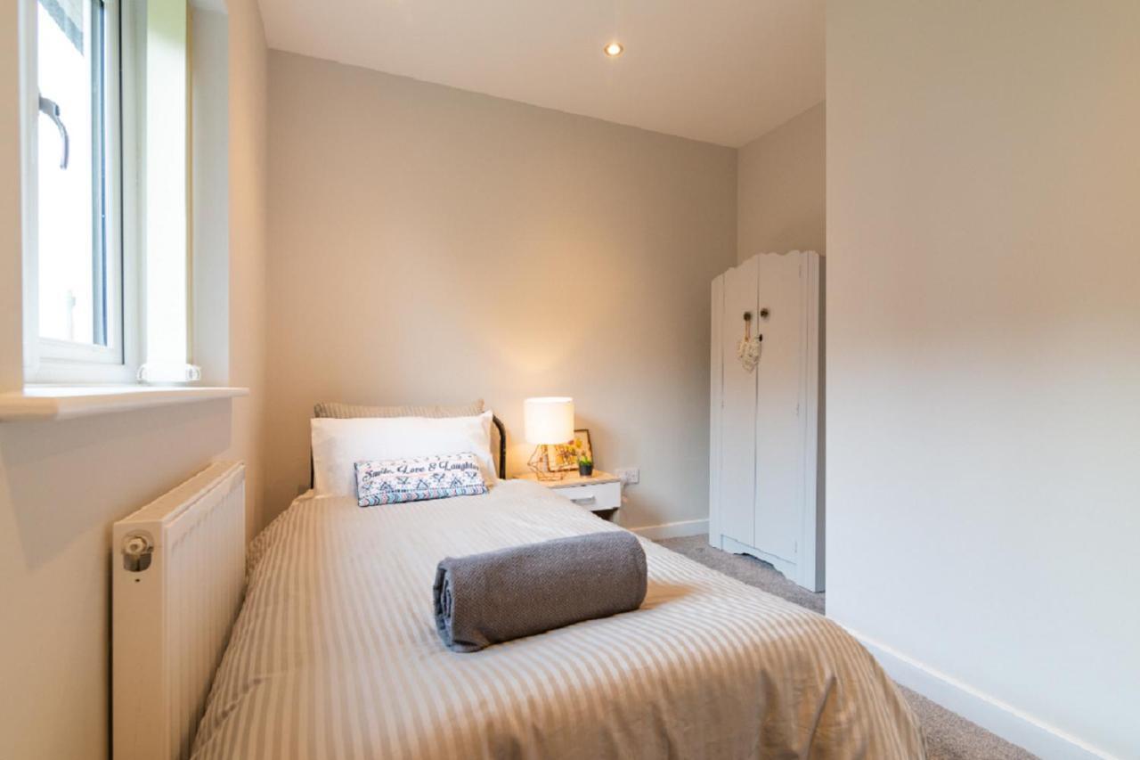 Beautiful 6 Bedroom Holiday Home, Manchester Wythenshawe Buitenkant foto
